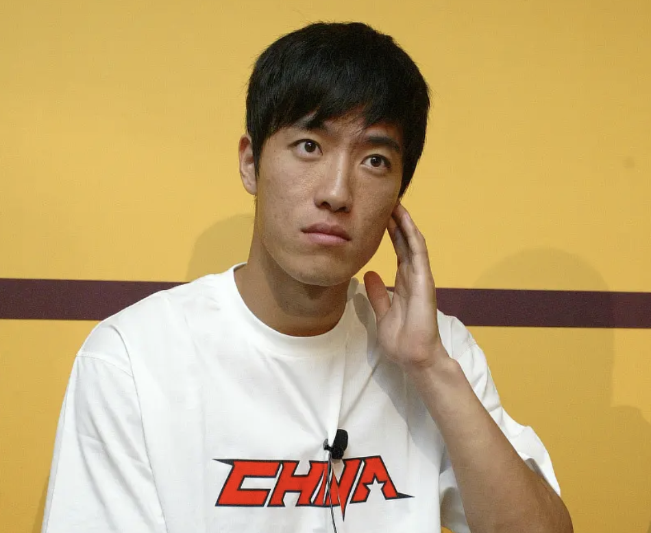 8868体育超6成网友支持刘翔选择买断!媒体人:他不想解除编制也不想上班