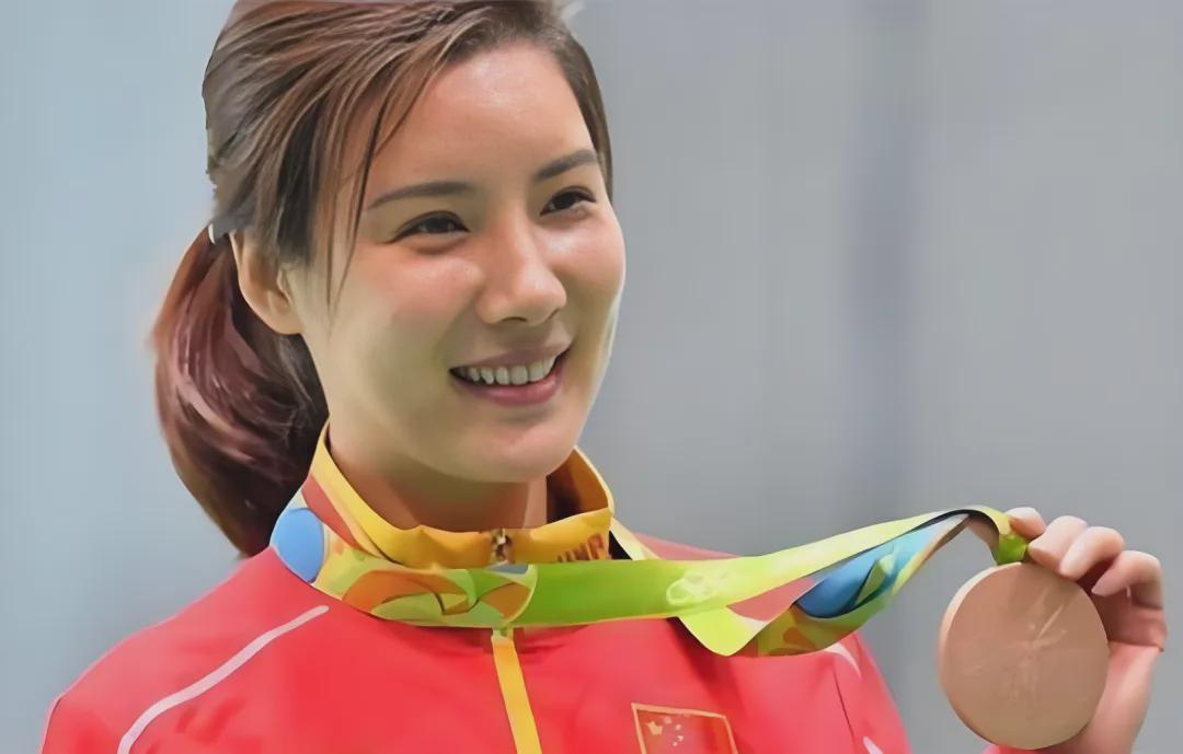 8868体育44岁奥运冠军杜丽近况曝光!嫁师弟庞伟育有一子,结婚17年被宠成公主