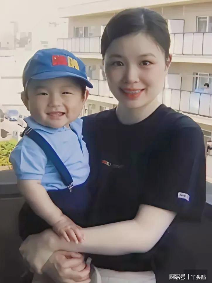 8868体育一岁左右的张本智和,在妈妈怀里,母子俩笑得很开心