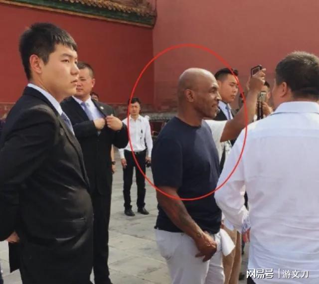 拳王泰森来瞻仰毛主席遗容,他出来说了一句这辈子都没敢说的话